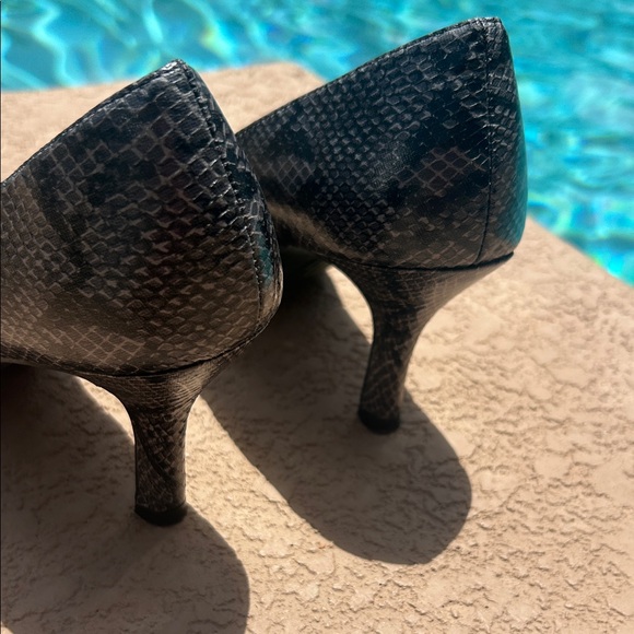 Comfort Plus by Predictions Black & Gray Faux Snakeskin Pumps Sz 9 - Picture 5 of 9